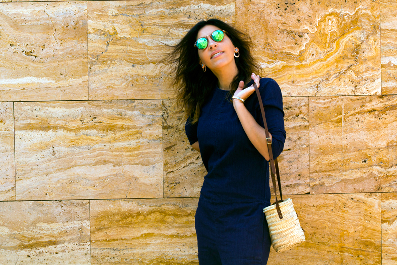 Mono jean azul de Zara, gafas de sol Meller. Sandalias de Mustans. Bolso de mimbre. Zara blue jean jumpsuit, Meller sunglasses. Mustang Sandals. Wicker bag.