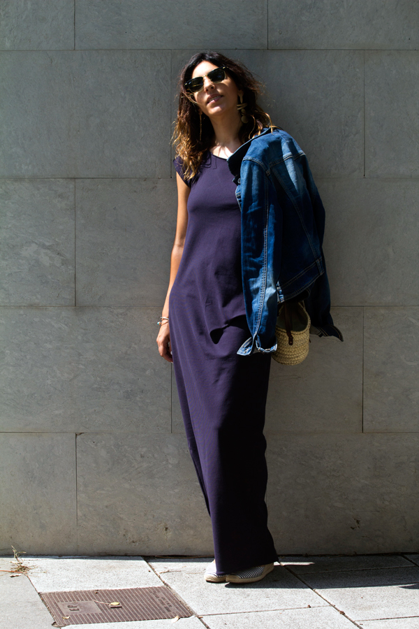 Vestido largo de punto con un lado asimétrico. Gafas de sol Ray ban. Sandalias de Zara. Bolso de mimbre. Long knit dress with an asymmetrical side. Ray Ban sunglasses. Sandals of Zara. Wicker bag.