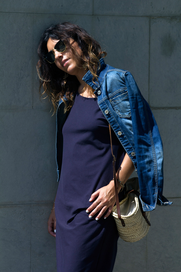 Vestido largo de punto con un lado asimétrico. Gafas de sol Ray ban. Sandalias de Zara. Bolso de mimbre. Long knit dress with an asymmetrical side. Ray Ban sunglasses. Sandals of Zara. Wicker bag.
