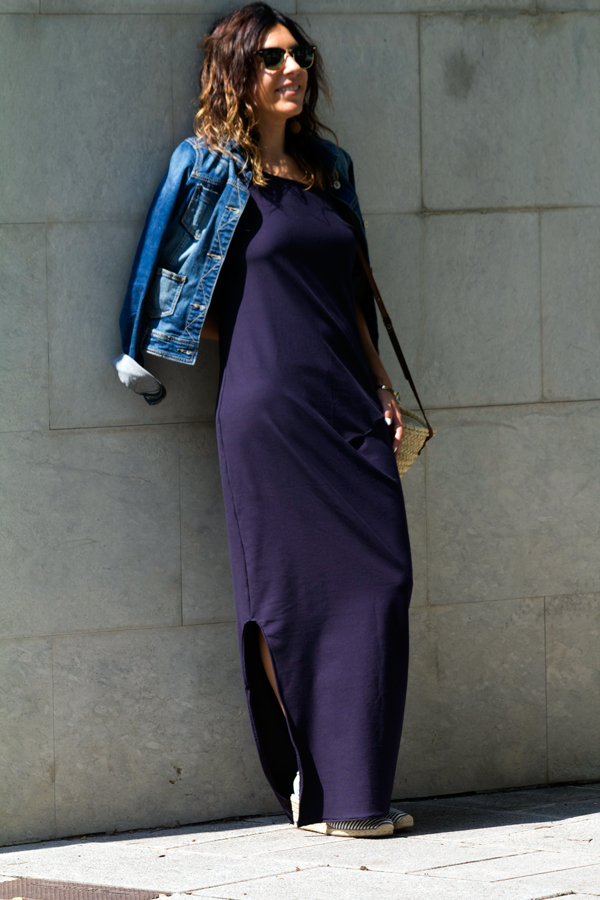 Vestido largo de punto con un lado asimétrico. Gafas de sol Ray ban. Sandalias de Zara. Bolso de mimbre. Long knit dress with an asymmetrical side. Ray Ban sunglasses. Sandals of Zara. Wicker bag.