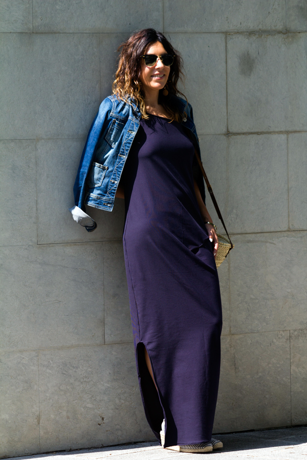 Vestido largo de punto con un lado asimétrico. Gafas de sol Ray ban. Sandalias de Zara. Bolso de mimbre. Long knit dress with an asymmetrical side. Ray Ban sunglasses. Sandals of Zara. Wicker bag.