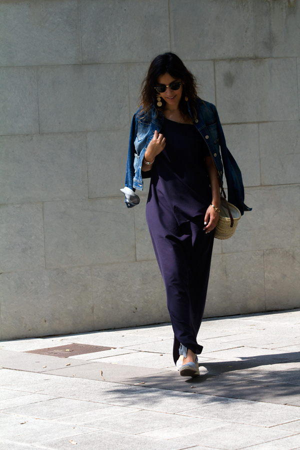 Vestido largo de punto con un lado asimétrico. Gafas de sol Ray ban. Sandalias de Zara. Bolso de mimbre. Long knit dress with an asymmetrical side. Ray Ban sunglasses. Sandals of Zara. Wicker bag.