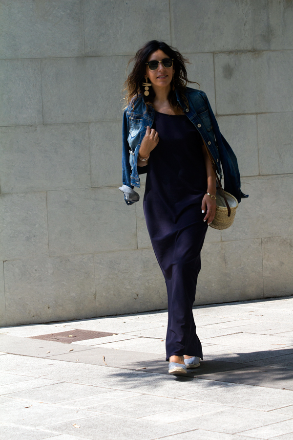 Vestido largo de punto con un lado asimétrico. Gafas de sol Ray ban. Sandalias de Zara. Bolso de mimbre. Long knit dress with an asymmetrical side. Ray Ban sunglasses. Sandals of Zara. Wicker bag.