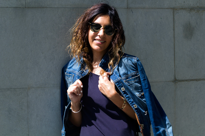 Vestido largo de punto con un lado asimétrico. Gafas de sol Ray ban. Sandalias de Zara. Bolso de mimbre. Long knit dress with an asymmetrical side. Ray Ban sunglasses. Sandals of Zara. Wicker bag.