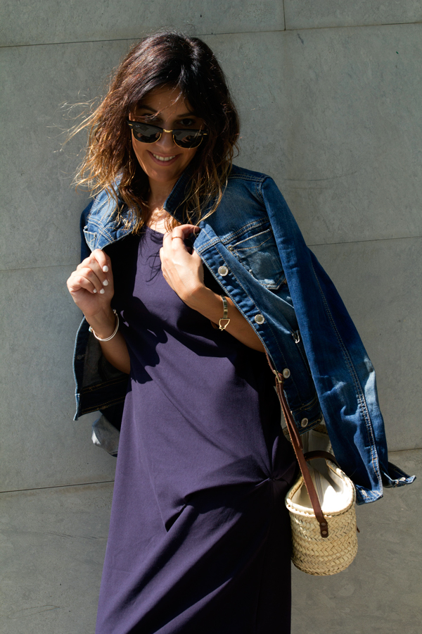 Vestido largo de punto con un lado asimétrico. Gafas de sol Ray ban. Sandalias de Zara. Bolso de mimbre. Long knit dress with an asymmetrical side. Ray Ban sunglasses. Sandals of Zara. Wicker bag.