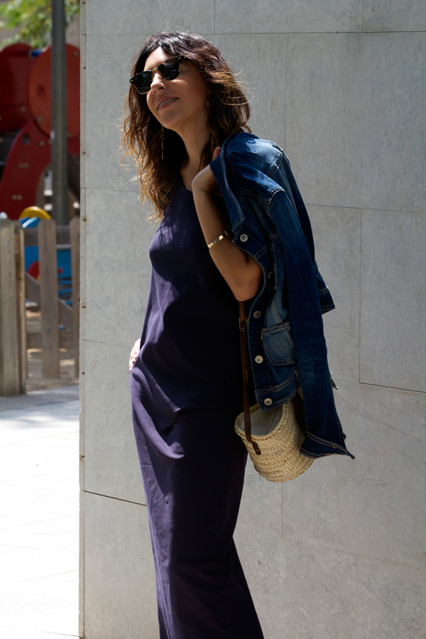 Vestido largo de punto con un lado asimétrico. Gafas de sol Ray ban. Sandalias de Zara. Bolso de mimbre. Long knit dress with an asymmetrical side. Ray Ban sunglasses. Sandals of Zara. Wicker bag.