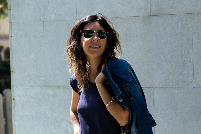 Vestido largo de punto con un lado asimétrico. Gafas de sol Ray ban. Sandalias de Zara. Bolso de mimbre. Long knit dress with an asymmetrical side. Ray Ban sunglasses. Sandals of Zara. Wicker bag.