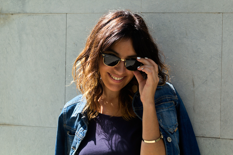 Vestido largo de punto con un lado asimétrico. Gafas de sol Ray ban. Sandalias de Zara. Bolso de mimbre. Long knit dress with an asymmetrical side. Ray Ban sunglasses. Sandals of Zara. Wicker bag.