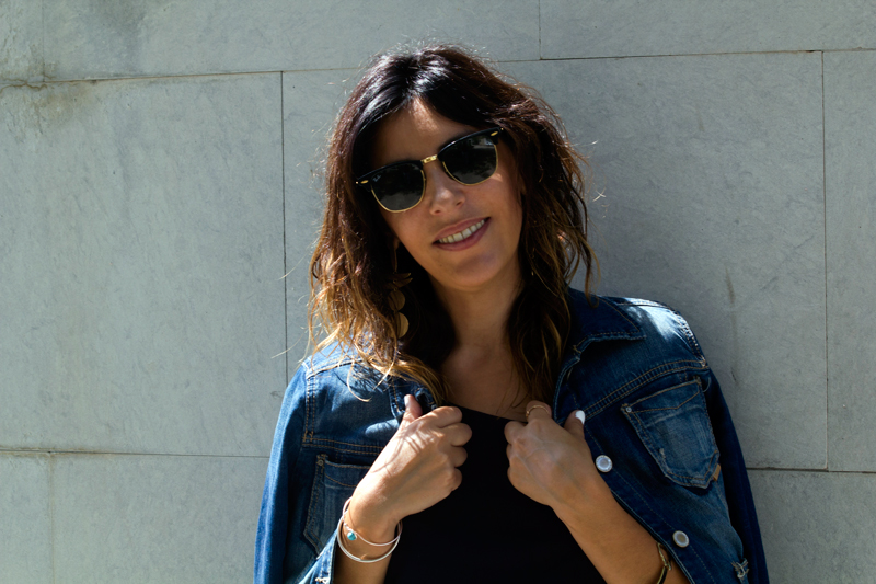 Vestido largo de punto con un lado asimétrico. Gafas de sol Ray ban. Sandalias de Zara. Bolso de mimbre. Long knit dress with an asymmetrical side. Ray Ban sunglasses. Sandals of Zara. Wicker bag.