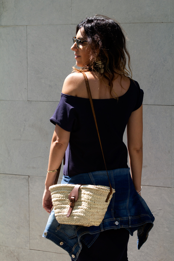 Vestido largo de punto con un lado asimétrico. Gafas de sol Ray ban. Sandalias de Zara. Bolso de mimbre. Long knit dress with an asymmetrical side. Ray Ban sunglasses. Sandals of Zara. Wicker bag.