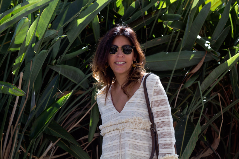 Blusa blanca con pompones, flecos y mangas acampanadas de Zara. Falda negra de Double agent. Bolso de Diesel. Collar y pendientes de Parfois. Gafas de sol Ray Ban. White blouse with fringed pompoms, from Zara. Double agent black skirt. Diesel bag. Parfois necklace and earrings. Ray Ban Sunglasses.