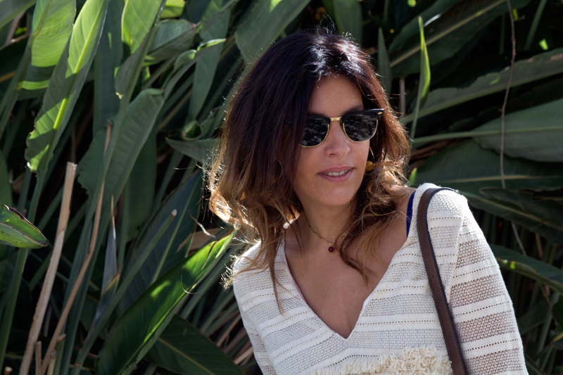 Blusa blanca con pompones, flecos y mangas acampanadas de Zara. Falda negra de Double agent. Bolso de Diesel. Collar y pendientes de Parfois. Gafas de sol Ray Ban. White blouse with fringed pompoms, from Zara. Double agent black skirt. Diesel bag. Parfois necklace and earrings. Ray Ban Sunglasses.