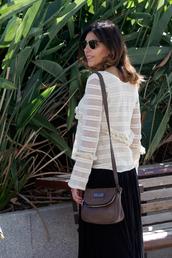 Blusa blanca con pompones, flecos y mangas acampanadas de Zara. Falda negra de Double agent. Bolso de Diesel. Collar y pendientes de Parfois. Gafas de sol Ray Ban. White blouse with fringed pompoms, from Zara. Double agent black skirt. Diesel bag. Parfois necklace and earrings. Ray Ban Sunglasses.