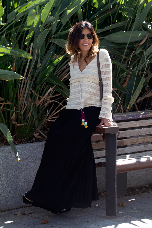 Blusa blanca con pompones, flecos y mangas acampanadas de Zara. Falda negra de Double agent. Bolso de Diesel. Collar y pendientes de Parfois. Gafas de sol Ray Ban. White blouse with fringed pompoms, from Zara. Double agent black skirt. Diesel bag. Parfois necklace and earrings. Ray Ban Sunglasses.