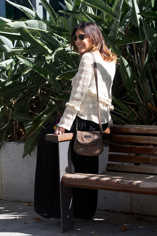 Blusa blanca con pompones, flecos y mangas acampanadas de Zara. Falda negra de Double agent. Bolso de Diesel. Collar y pendientes de Parfois. Gafas de sol Ray Ban. White blouse with fringed pompoms, from Zara. Double agent black skirt. Diesel bag. Parfois necklace and earrings. Ray Ban Sunglasses.