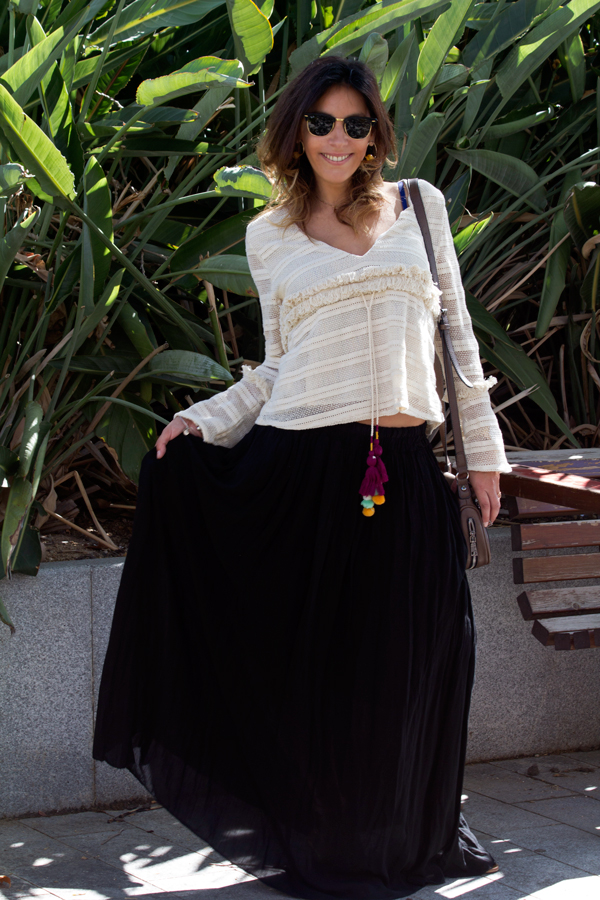 Blusa blanca con pompones, flecos y mangas acampanadas de Zara. Falda negra de Double agent. Bolso de Diesel. Collar y pendientes de Parfois. Gafas de sol Ray Ban. White blouse with fringed pompoms, from Zara. Double agent black skirt. Diesel bag. Parfois necklace and earrings. Ray Ban Sunglasses.