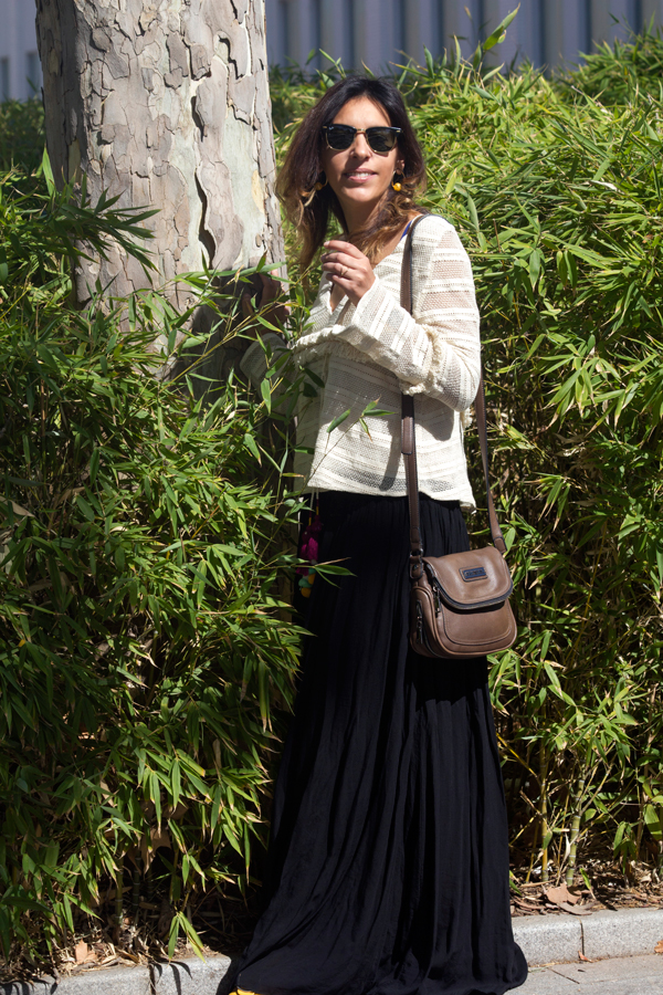 Blusa blanca con pompones, flecos y mangas acampanadas de Zara. Falda negra de Double agent. Bolso de Diesel. Collar y pendientes de Parfois. Gafas de sol Ray Ban. White blouse with fringed pompoms, from Zara. Double agent black skirt. Diesel bag. Parfois necklace and earrings. Ray Ban Sunglasses.