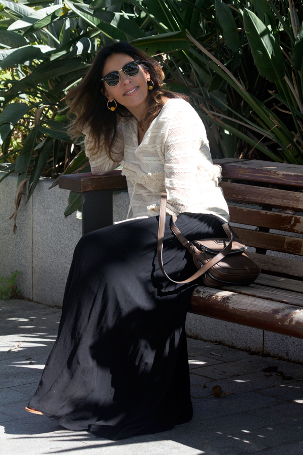 Blusa blanca con pompones, flecos y mangas acampanadas de Zara. Falda negra de Double agent. Bolso de Diesel. Collar y pendientes de Parfois. Gafas de sol Ray Ban. White blouse with fringed pompoms, from Zara. Double agent black skirt. Diesel bag. Parfois necklace and earrings. Ray Ban Sunglasses.
