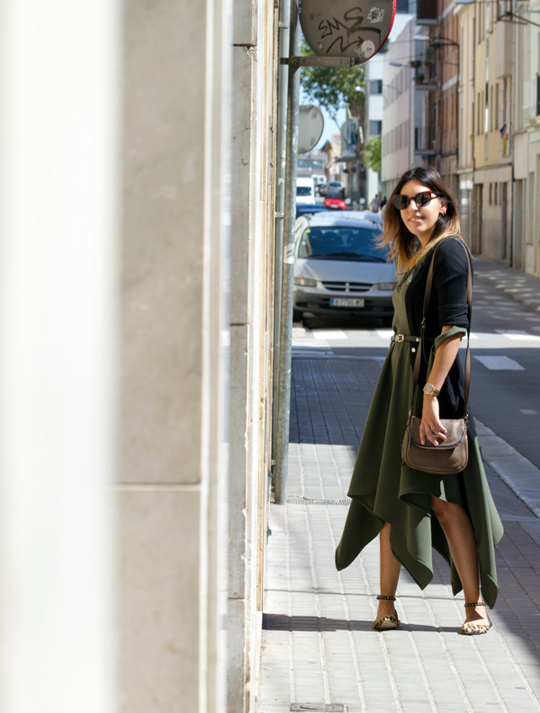 Patrones vestido verde.Rebeca negra de Zara. Zapatos animal print de Zara. Bolso Diesel. Gafas de sol Vans. Reloj Aristocrazy. Patterns green dress. Zara black cardigan. Zara animal print shoes. Diesel bag. Sunglasses Vans. Aristocrazy watch.