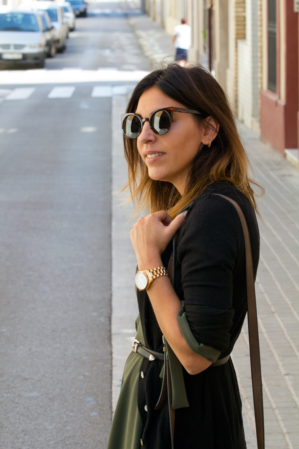 Patrones vestido verde.Rebeca negra de Zara. Zapatos animal print de Zara. Bolso Diesel. Gafas de sol Vans. Reloj Aristocrazy. Patterns green dress. Zara black cardigan. Zara animal print shoes. Diesel bag. Sunglasses Vans. Aristocrazy watch.
