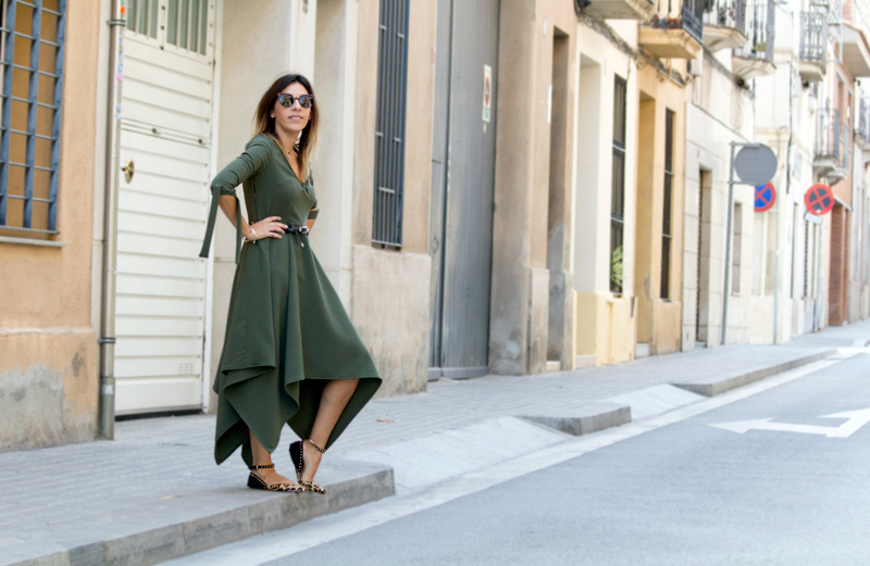 Patrones vestido verde.Rebeca negra de Zara. Zapatos animal print de Zara. Bolso Diesel. Gafas de sol Vans. Reloj Aristocrazy. Patterns green dress. Zara black cardigan. Zara animal print shoes. Diesel bag. Sunglasses Vans. Aristocrazy watch.