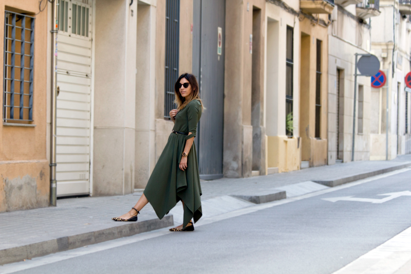 Patrones vestido verde.Rebeca negra de Zara. Zapatos animal print de Zara. Bolso Diesel. Gafas de sol Vans. Reloj Aristocrazy. Patterns green dress. Zara black cardigan. Zara animal print shoes. Diesel bag. Sunglasses Vans. Aristocrazy watch.