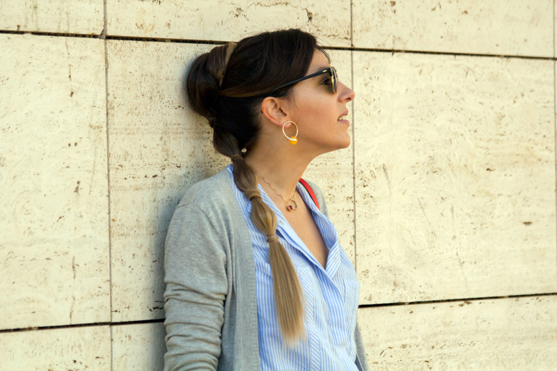 Camisa azul de rayas blancas de Stradivarius. Jeans de Zara. Cardigan gris de Zara. Botines marrones y bolso de Zara. Collar y pendientes de Parfois. Peinado bubble ponytail de Maxim Perruquers. Stradivarius white striped blue shirt. Jeans of Zara. Gray cardigan from Zara. Brown boots and Zara handbag. Parfois necklace and earrings. Bubble ponytail hairstyle by Maxim Perruquers.