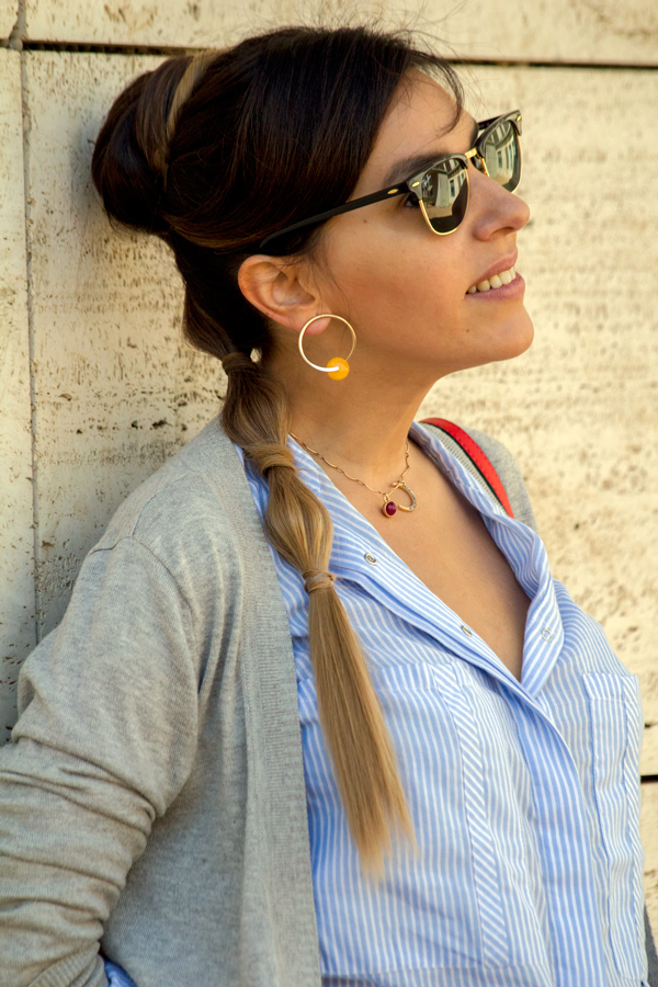 Camisa azul de rayas blancas de Stradivarius. Jeans de Zara. Cardigan gris de Zara. Botines marrones y bolso de Zara. Collar y pendientes de Parfois. Peinado bubble ponytail de Maxim Perruquers. Stradivarius white striped blue shirt. Jeans of Zara. Gray cardigan from Zara. Brown boots and Zara handbag. Parfois necklace and earrings. Bubble ponytail hairstyle by Maxim Perruquers.