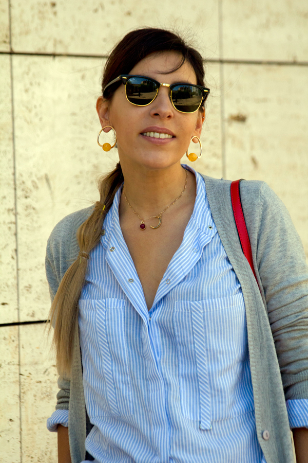 Camisa azul de rayas blancas de Stradivarius. Jeans de Zara. Cardigan gris de Zara. Botines marrones y bolso de Zara. Collar y pendientes de Parfois. Peinado bubble ponytail de Maxim Perruquers. Stradivarius white striped blue shirt. Jeans of Zara. Gray cardigan from Zara. Brown boots and Zara handbag. Parfois necklace and earrings. Bubble ponytail hairstyle by Maxim Perruquers.