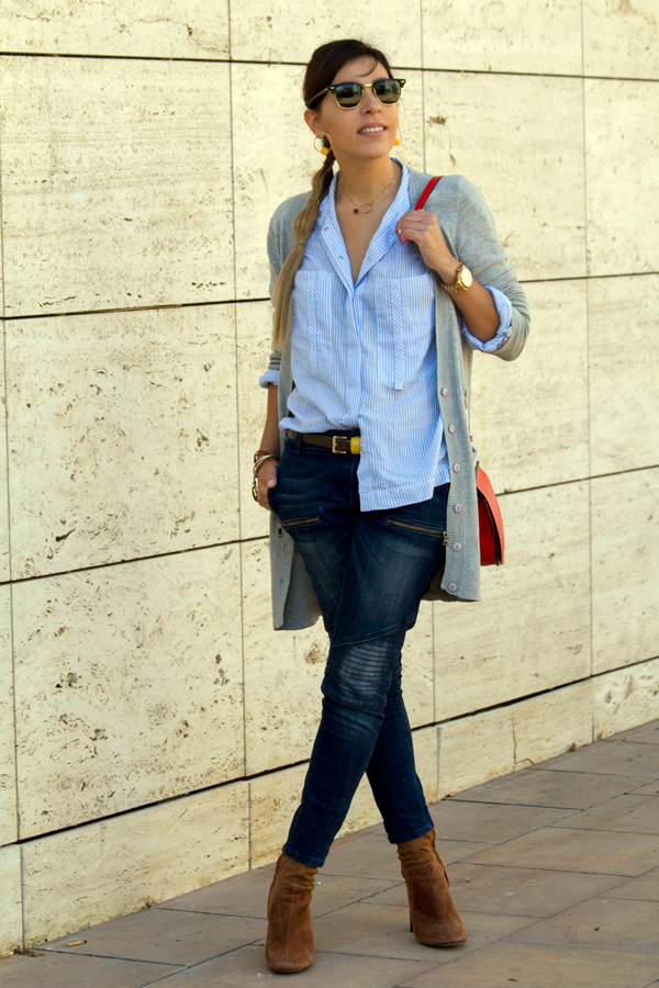 Camisa azul de rayas blancas de Stradivarius. Jeans de Zara. Cardigan gris de Zara. Botines marrones y bolso de Zara. Collar y pendientes de Parfois. Peinado bubble ponytail de Maxim Perruquers. Stradivarius white striped blue shirt. Jeans of Zara. Gray cardigan from Zara. Brown boots and Zara handbag. Parfois necklace and earrings. Bubble ponytail hairstyle by Maxim Perruquers.