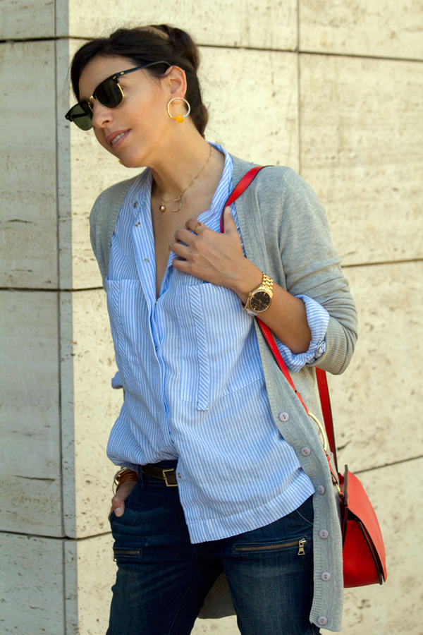 Camisa azul de rayas blancas de Stradivarius. Jeans de Zara. Cardigan gris de Zara. Botines marrones y bolso de Zara. Collar y pendientes de Parfois. Peinado bubble ponytail de Maxim Perruquers. Stradivarius white striped blue shirt. Jeans of Zara. Gray cardigan from Zara. Brown boots and Zara handbag. Parfois necklace and earrings. Bubble ponytail hairstyle by Maxim Perruquers.