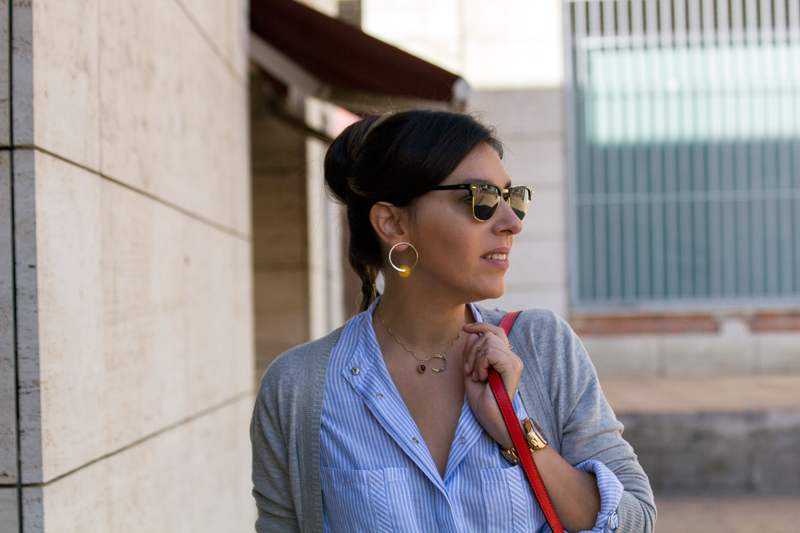 Camisa azul de rayas blancas de Stradivarius. Jeans de Zara. Cardigan gris de Zara. Botines marrones y bolso de Zara. Collar y pendientes de Parfois. Peinado bubble ponytail de Maxim Perruquers. Stradivarius white striped blue shirt. Jeans of Zara. Gray cardigan from Zara. Brown boots and Zara handbag. Parfois necklace and earrings. Bubble ponytail hairstyle by Maxim Perruquers.