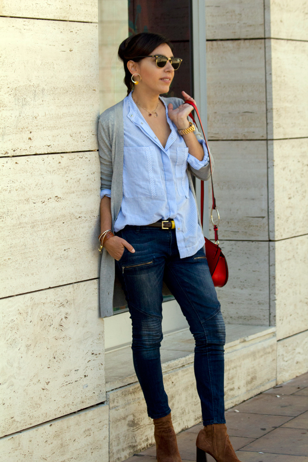 Camisa azul de rayas blancas de Stradivarius. Jeans de Zara. Cardigan gris de Zara. Botines marrones y bolso de Zara. Collar y pendientes de Parfois. Peinado bubble ponytail de Maxim Perruquers. Stradivarius white striped blue shirt. Jeans of Zara. Gray cardigan from Zara. Brown boots and Zara handbag. Parfois necklace and earrings. Bubble ponytail hairstyle by Maxim Perruquers.