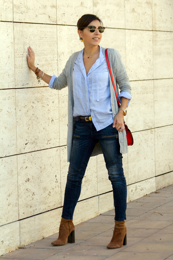 Camisa azul de rayas blancas de Stradivarius. Jeans de Zara. Cardigan gris de Zara. Botines marrones y bolso de Zara. Collar y pendientes de Parfois. Peinado bubble ponytail de Maxim Perruquers. Stradivarius white striped blue shirt. Jeans of Zara. Gray cardigan from Zara. Brown boots and Zara handbag. Parfois necklace and earrings. Bubble ponytail hairstyle by Maxim Perruquers.
