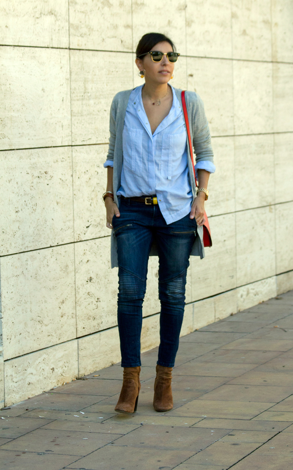 Camisa azul de rayas blancas de Stradivarius. Jeans de Zara. Cardigan gris de Zara. Botines marrones y bolso de Zara. Collar y pendientes de Parfois. Peinado bubble ponytail de Maxim Perruquers. Stradivarius white striped blue shirt. Jeans of Zara. Gray cardigan from Zara. Brown boots and Zara handbag. Parfois necklace and earrings. Bubble ponytail hairstyle by Maxim Perruquers.