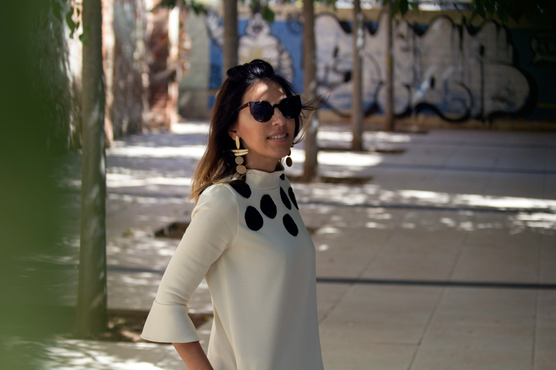 Patrones: vestido con topos XXL de color negro. Zapatos de Asos. Clutch Bimba & Lola. Gafas de sol Vans. Pendientes Parfois. Patterns: dress with black XXL tops. Asos shoes. Clutch Bimba & Lola. Sunglasses Vans. Earrings Parfois.