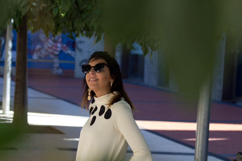 Patrones: vestido con topos XXL de color negro. Zapatos de Asos. Clutch Bimba & Lola. Gafas de sol Vans. Pendientes Parfois. Patterns: dress with black XXL tops. Asos shoes. Clutch Bimba & Lola. Sunglasses Vans. Earrings Parfois.