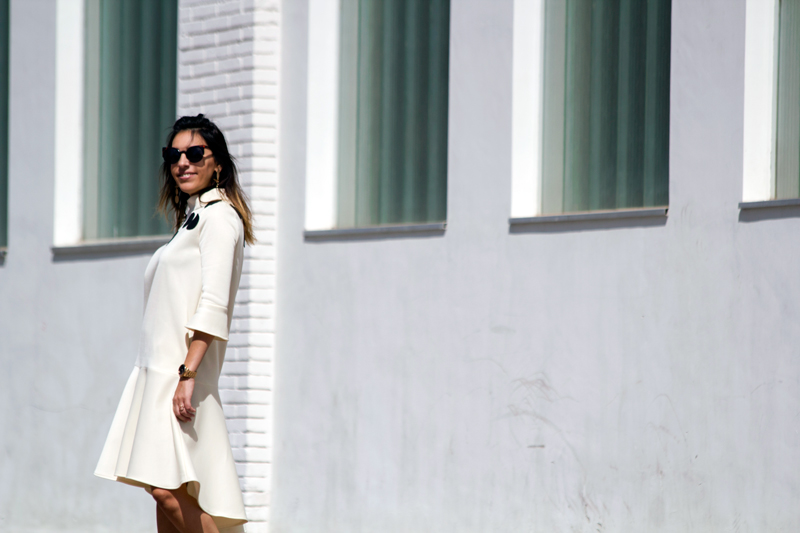Patrones: vestido con topos XXL de color negro. Zapatos de Asos. Clutch Bimba & Lola. Gafas de sol Vans. Pendientes Parfois. Patterns: dress with black XXL tops. Asos shoes. Clutch Bimba & Lola. Sunglasses Vans. Earrings Parfois.