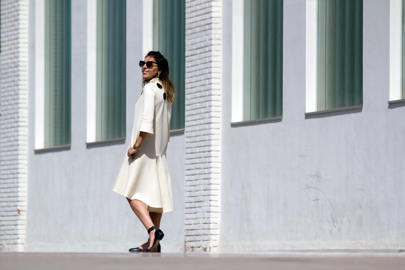 Patrones: vestido con topos XXL de color negro. Zapatos de Asos. Clutch Bimba & Lola. Gafas de sol Vans. Pendientes Parfois. Patterns: dress with black XXL tops. Asos shoes. Clutch Bimba & Lola. Sunglasses Vans. Earrings Parfois.