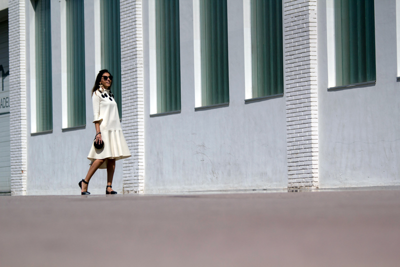 Patrones: vestido con topos XXL de color negro. Zapatos de Asos. Clutch Bimba & Lola. Gafas de sol Vans. Pendientes Parfois. Patterns: dress with black XXL tops. Asos shoes. Clutch Bimba & Lola. Sunglasses Vans. Earrings Parfois.
