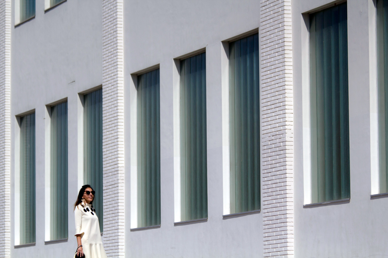 Patrones: vestido con topos XXL de color negro. Zapatos de Asos. Clutch Bimba & Lola. Gafas de sol Vans. Pendientes Parfois. Patterns: dress with black XXL tops. Asos shoes. Clutch Bimba & Lola. Sunglasses Vans. Earrings Parfois.