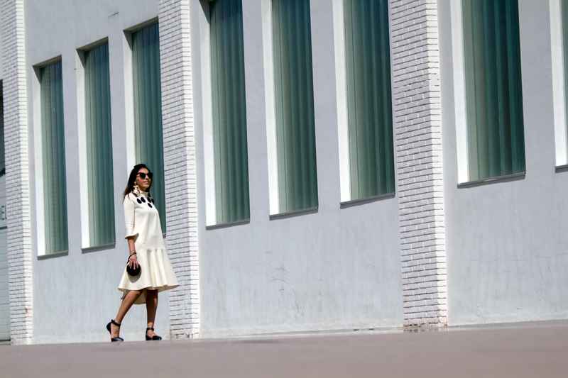 Patrones: vestido con topos XXL de color negro. Zapatos de Asos. Clutch Bimba & Lola. Gafas de sol Vans. Pendientes Parfois. Patterns: dress with black XXL tops. Asos shoes. Clutch Bimba & Lola. Sunglasses Vans. Earrings Parfois.