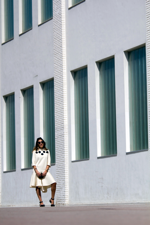 Patrones: vestido con topos XXL de color negro. Zapatos de Asos. Clutch Bimba & Lola. Gafas de sol Vans. Pendientes Parfois. Patterns: dress with black XXL tops. Asos shoes. Clutch Bimba & Lola. Sunglasses Vans. Earrings Parfois.