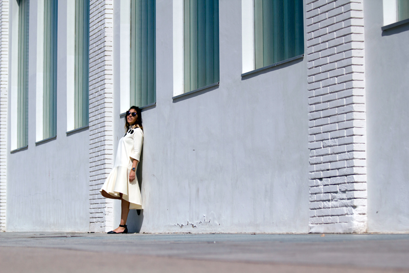 Patrones: vestido con topos XXL de color negro. Zapatos de Asos. Clutch Bimba & Lola. Gafas de sol Vans. Pendientes Parfois. Patterns: dress with black XXL tops. Asos shoes. Clutch Bimba & Lola. Sunglasses Vans. Earrings Parfois.