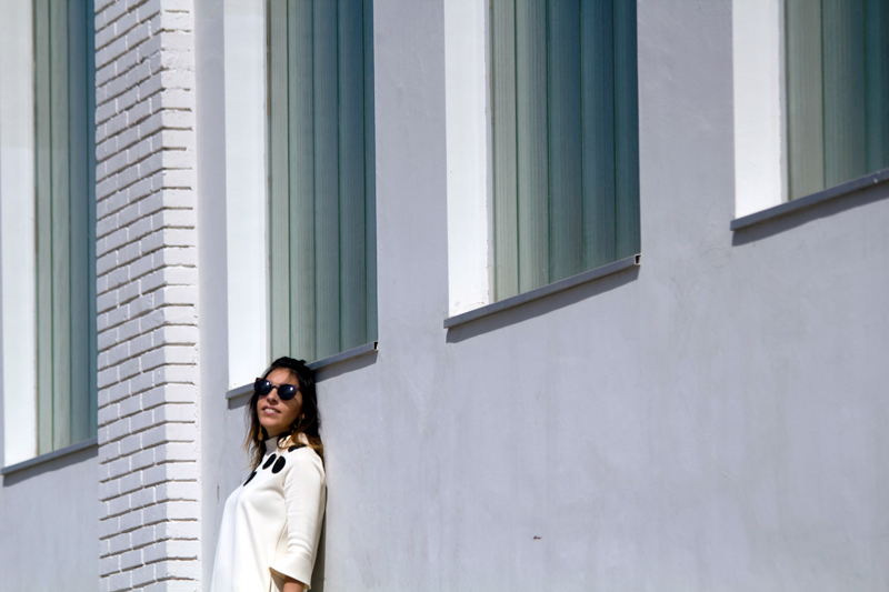 Patrones: vestido con topos XXL de color negro. Zapatos de Asos. Clutch Bimba & Lola. Gafas de sol Vans. Pendientes Parfois. Patterns: dress with black XXL tops. Asos shoes. Clutch Bimba & Lola. Sunglasses Vans. Earrings Parfois.