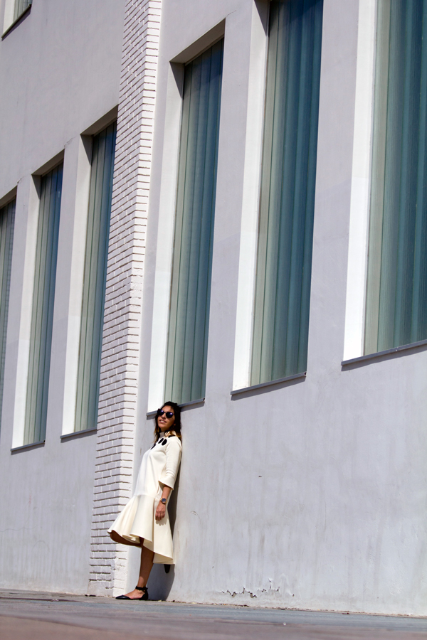 Patrones: vestido con topos XXL de color negro. Zapatos de Asos. Clutch Bimba & Lola. Gafas de sol Vans. Pendientes Parfois. Patterns: dress with black XXL tops. Asos shoes. Clutch Bimba & Lola. Sunglasses Vans. Earrings Parfois.