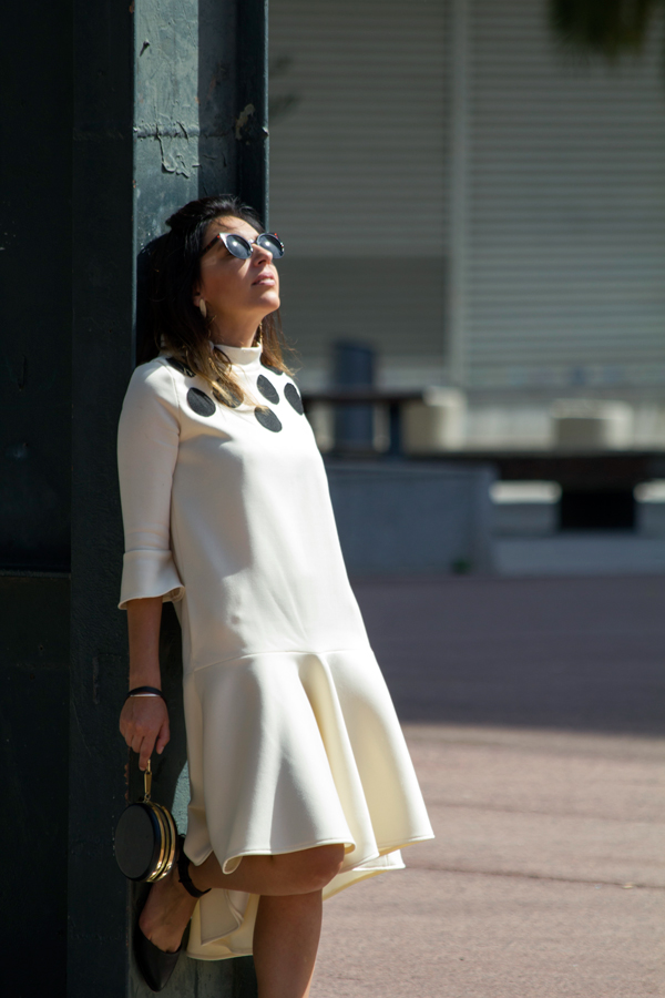 Patrones: vestido con topos XXL de color negro. Zapatos de Asos. Clutch Bimba & Lola. Gafas de sol Vans. Pendientes Parfois. Patterns: dress with black XXL tops. Asos shoes. Clutch Bimba & Lola. Sunglasses Vans. Earrings Parfois.