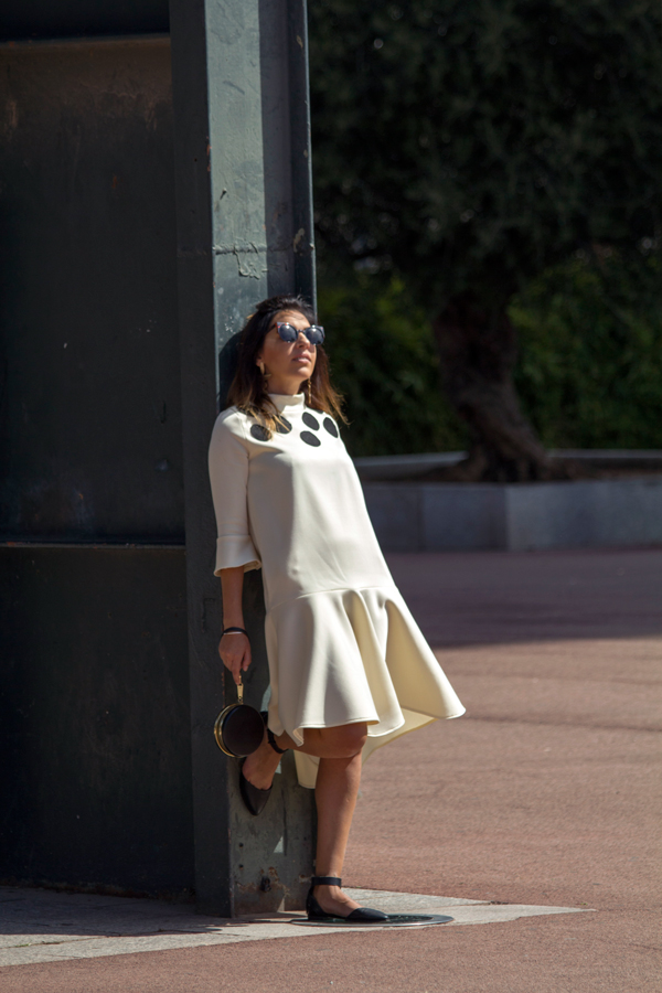 Patrones: vestido con topos XXL de color negro. Zapatos de Asos. Clutch Bimba & Lola. Gafas de sol Vans. Pendientes Parfois. Patterns: dress with black XXL tops. Asos shoes. Clutch Bimba & Lola. Sunglasses Vans. Earrings Parfois.