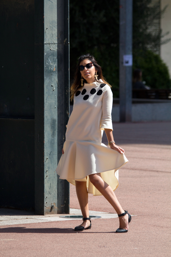 Patrones: vestido con topos XXL de color negro. Zapatos de Asos. Clutch Bimba & Lola. Gafas de sol Vans. Pendientes Parfois. Patterns: dress with black XXL tops. Asos shoes. Clutch Bimba & Lola. Sunglasses Vans. Earrings Parfois.