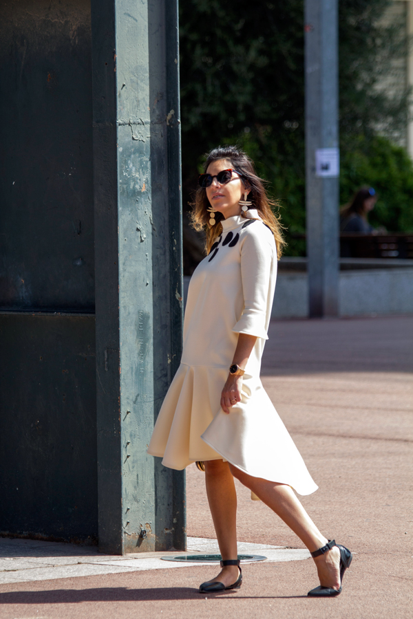 Patrones: vestido con topos XXL de color negro. Zapatos de Asos. Clutch Bimba & Lola. Gafas de sol Vans. Pendientes Parfois. Patterns: dress with black XXL tops. Asos shoes. Clutch Bimba & Lola. Sunglasses Vans. Earrings Parfois.
